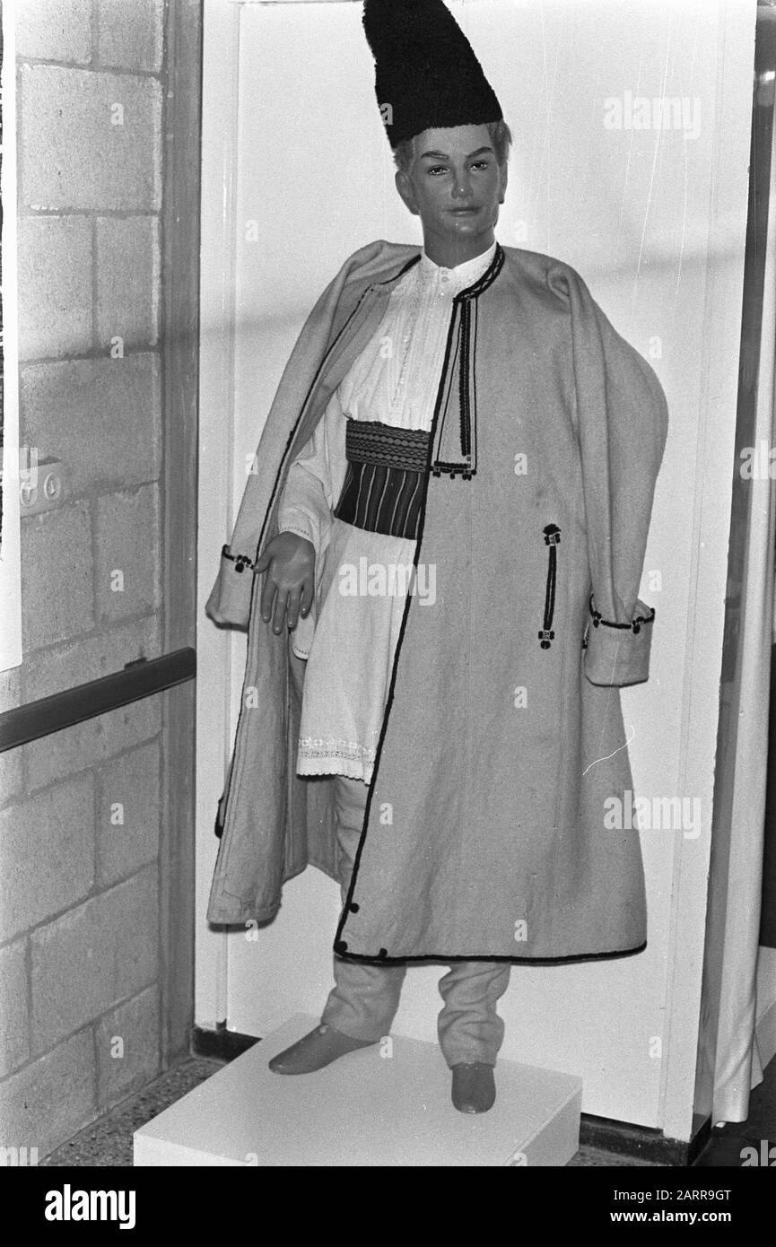 Ambasciatore rumeno dr. G. Elian apre la mostra di arte popolare rumena a Madurodam, dr. G. Elian Data: 24 agosto 1971 Località: L'Aia, Zuid-Holland Parole Chiave: Folk, aperture , mostre Nome dell'istituzione: Madurodam Foto Stock