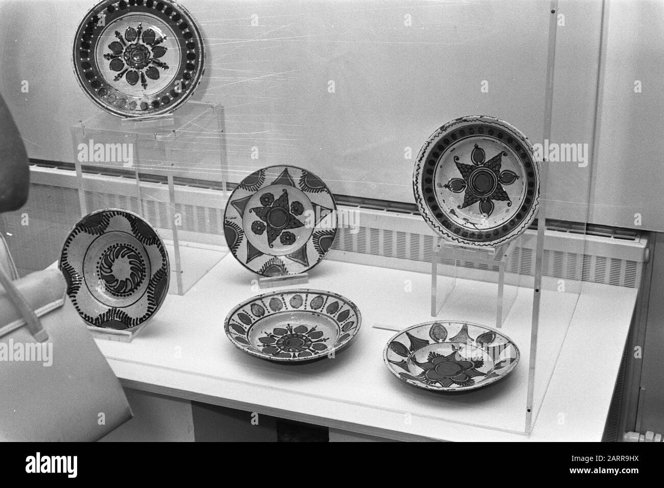 Ambasciatore rumeno dr. G. Elian apre la mostra di arte popolare rumena a Madurodam, dr. G. Elian Data: 24 agosto 1971 Località: L'Aia, Zuid-Holland Parole Chiave: Folk, aperture , mostre Nome dell'istituzione: Madurodam Foto Stock