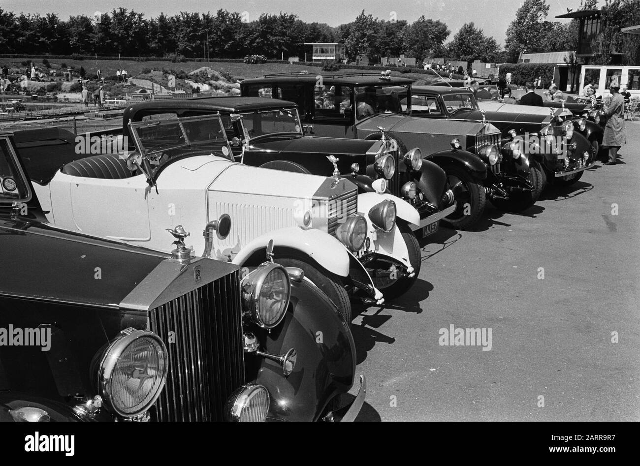 Rolls Royces visita anni di costruzione per il 1939, un tesoro di storia auto che ha attirato un sacco di interesse Data: 8 giugno 1964 Parole Chiave: Interesse, visite Nome istituzione: Rolls Royce : Pot, Harry/Anefo Foto Stock