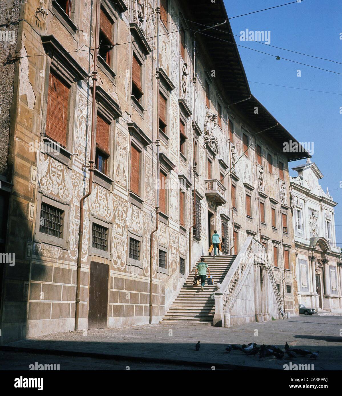 1960, storico, esterno del Palazzo Carocana in Piazza dei Cavalieri Pisa, Toscana, Italia. Centro politico della pisana medievale, in seguito divenne sede dell'ordine dei Cavalieri di Santo Stefano. Oggi il Palazzo della Carovana ospita la sede principale della Scuola normale di Pisa, un'università fondata da Napoleone Bonaparte. Foto Stock