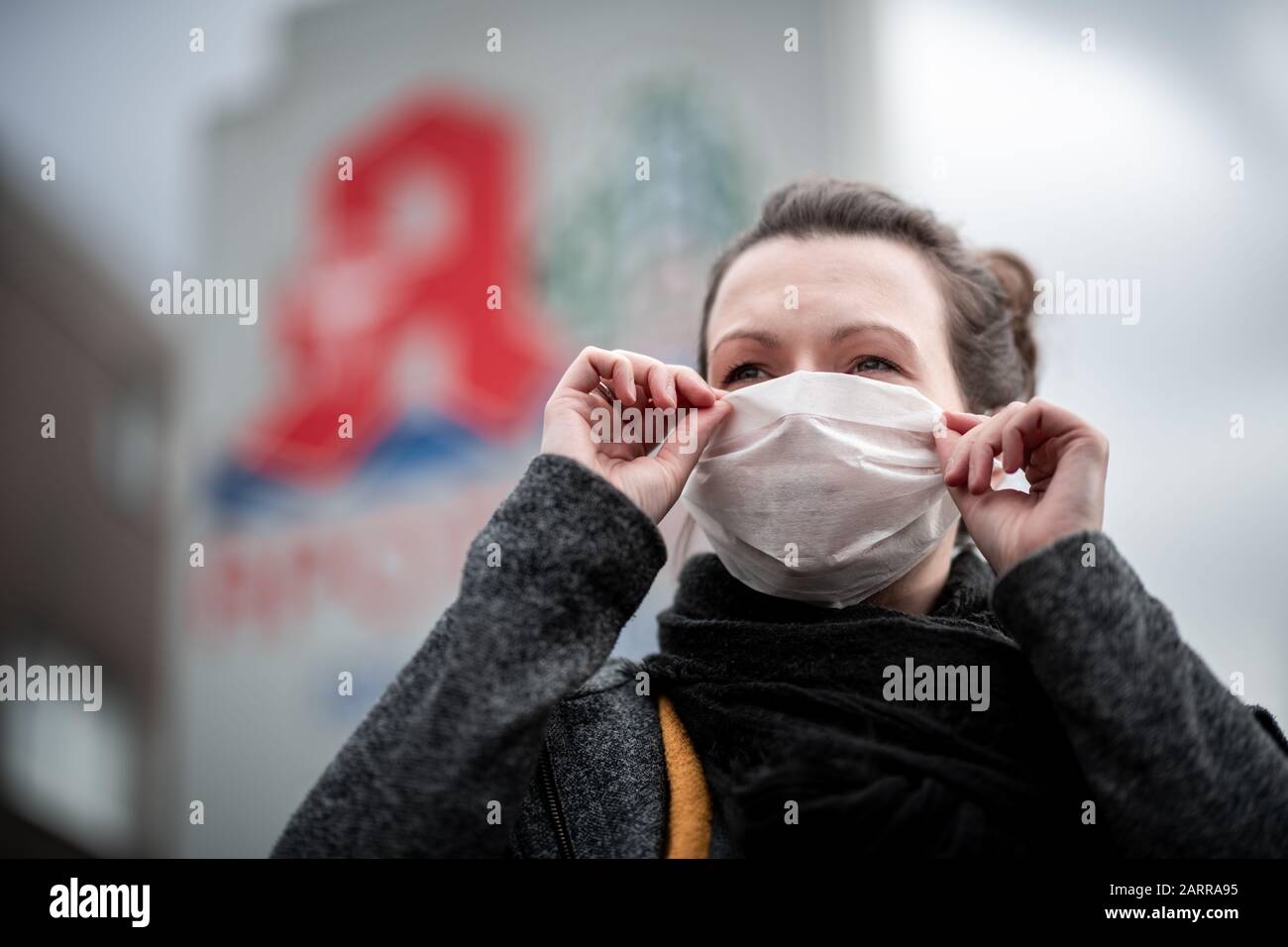 Oberhausen, Germania. 28th Gen 2020. La donna indossa una maschera protettiva. Credito: Fabian Strauch/Dpa/Alamy Live News Foto Stock