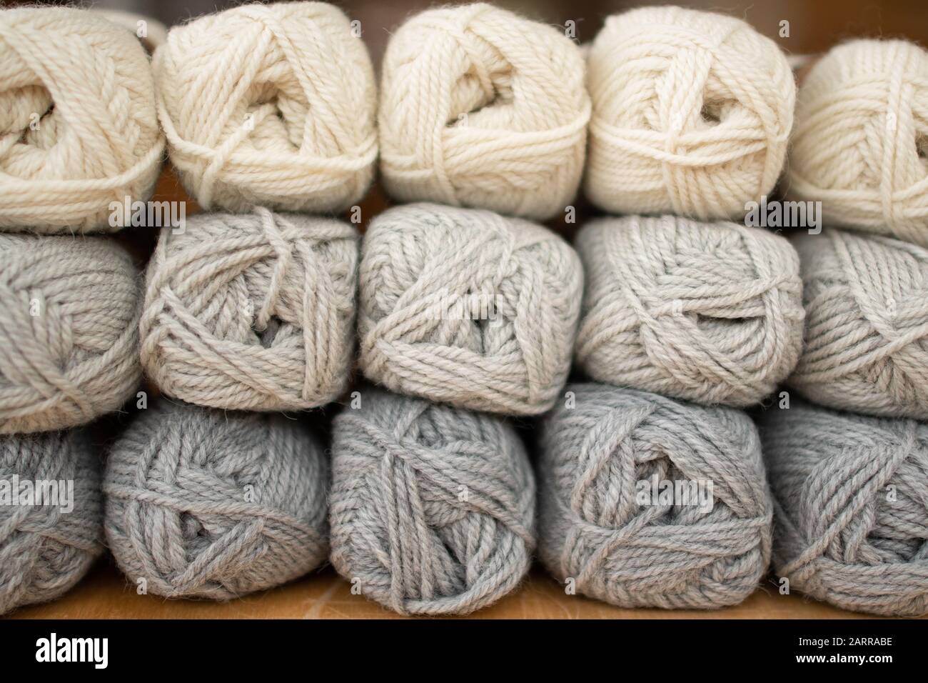 colori neutri - palline di lana nei toni del grigio e del bianco Foto Stock