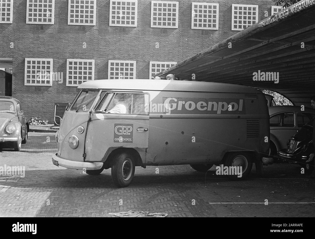 Rapina in auto di Groenpol su Westavenweg. Il VW van di Groenpol presso la sede della polizia Data: 21 Giugno 1968 Località: Amsterdam, Noord-Holland Parole Chiave: Automobili, criminalità, rapine Nome personale: Groenpol Nome istituzione: Volkswagen Foto Stock
