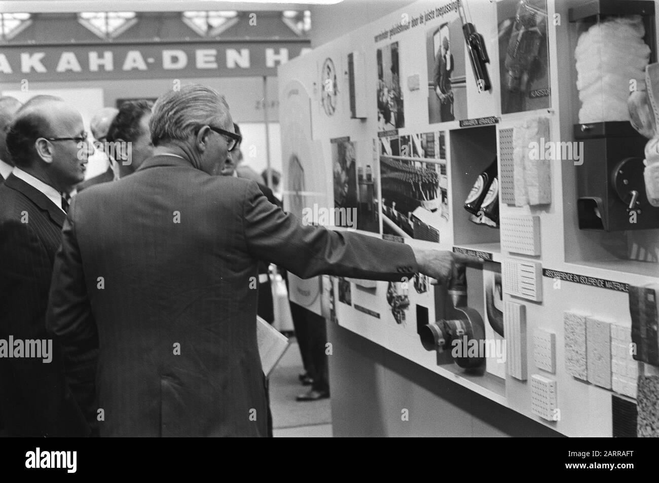 Apertura della Fiera della sicurezza da parte del Ministro degli Affari sociali e della Salute Roolvink nella RAI di Amsterdam Roolvink durante un tour della mostra Data: 20 aprile 1971 Località: Amsterdam, Noord- Holland Parole Chiave: Fiere, ministri, aperture Nome personale: Roolvink, Bauke Institution nome: Rai Foto Stock