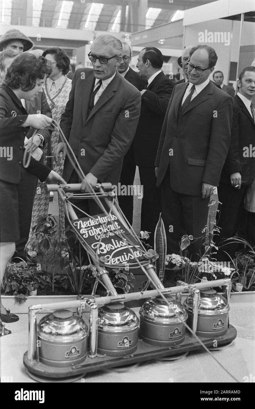 Apertura della Fiera della sicurezza da parte del Ministro degli Affari sociali e della Salute Roolvink nella RAI di Amsterdam Roolvink durante un tour della mostra Data: 20 aprile 1971 Località: Amsterdam, Noord- Holland Parole Chiave: Fiere, ministri, aperture Nome personale: Roolvink, Bauke Institution nome: Rai Foto Stock