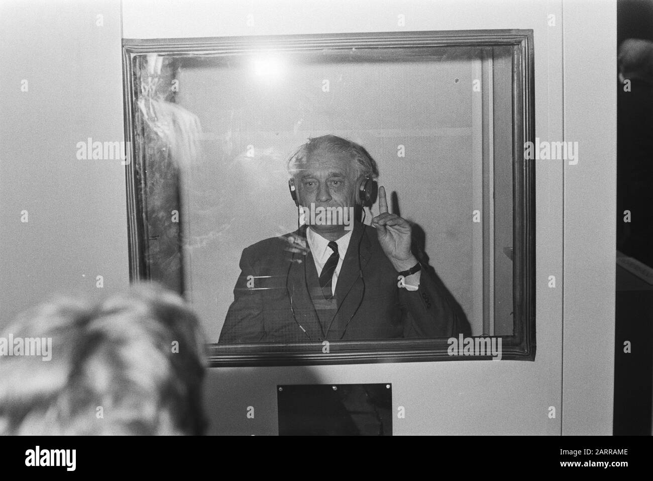 Apertura della Fiera della sicurezza da parte del Ministro degli Affari sociali e della Salute Roolvink nella RAI di Amsterdam Roolvink durante un tour della mostra Data: 20 aprile 1971 Località: Amsterdam, Noord- Holland Parole Chiave: Fiere, ministri, aperture Nome personale: Roolvink, Bauke Institution nome: Rai Foto Stock