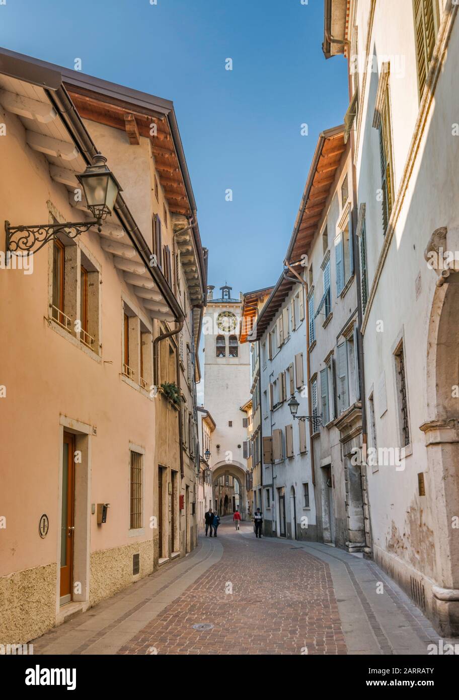 Via della Terra, Torre Civica in distanza, street nel centro storico di Rovereto, Trentino-Alto Adige, Italia Foto Stock