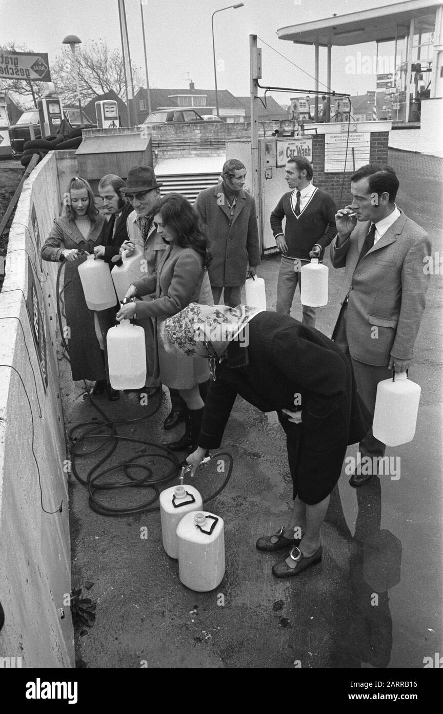 I residenti di Rotterdam possono colpire le dune gratuitamente presso la stazione di servizio a Bergschenhoek: Persone toccando Data: 12 novembre 1971 Località: Rotterdam, Zuid-Holland Parole Chiave: Stazioni di servizio, acqua Foto Stock