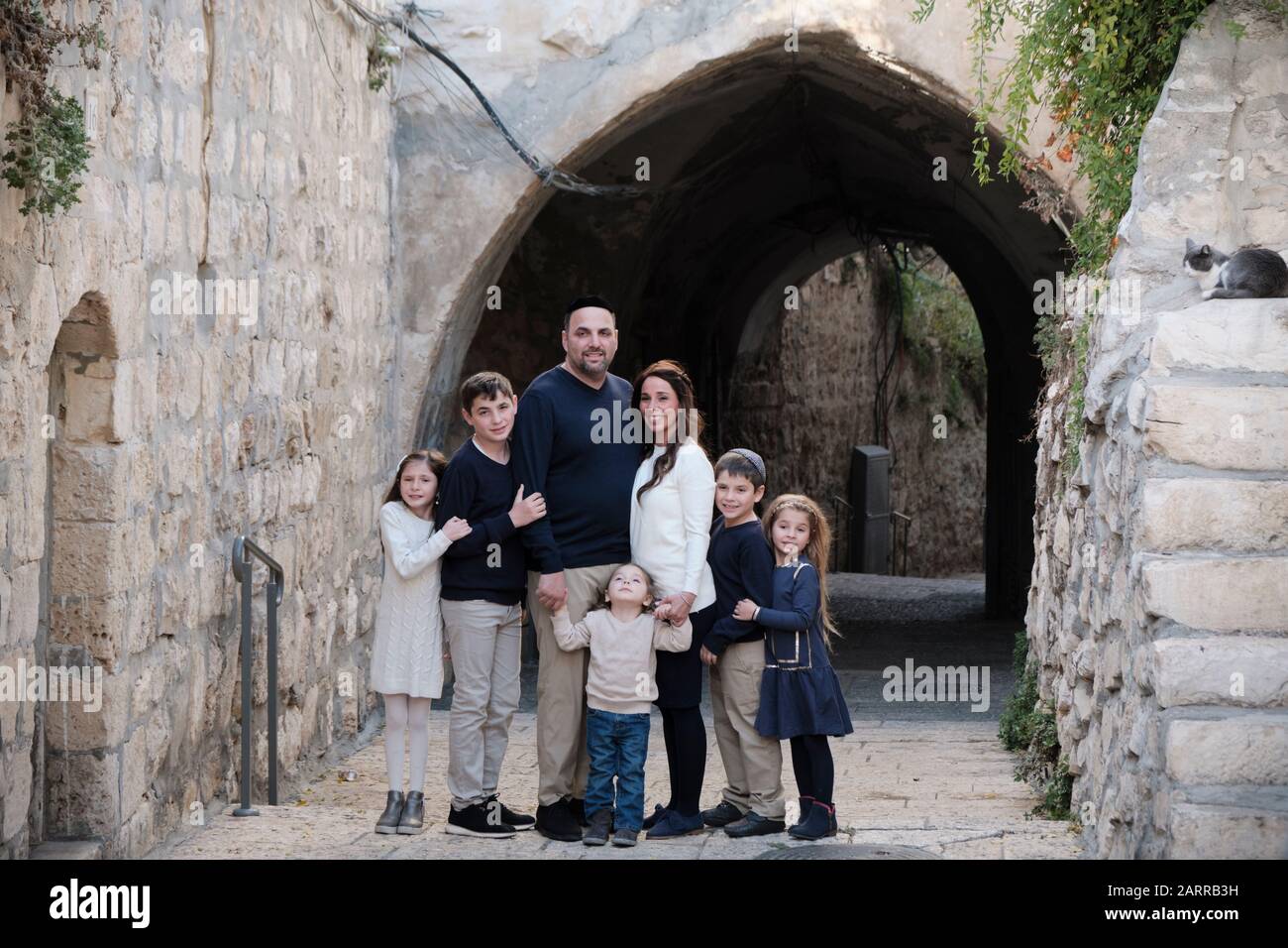 Una tipica famiglia ebrea che fa la famiglia della foto - DEC 2019 Jerusalem ISRAEL Foto Stock