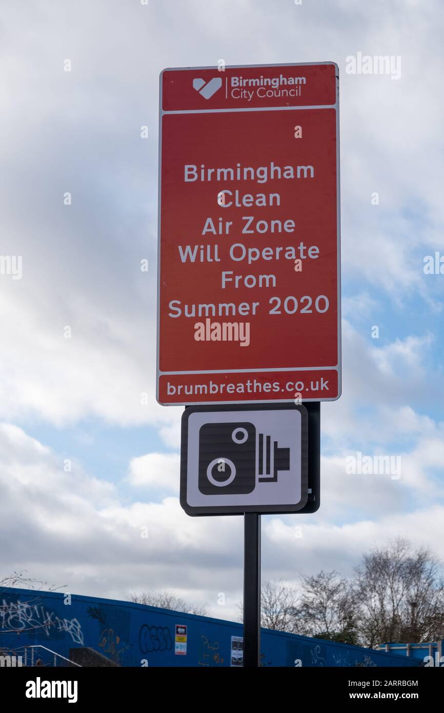 I cartelli hanno iniziato a salire sulle strade intorno a Birmingham in preparazione della zona Dell'aria Pulita che entrerà in funzione nell'estate 2020 Foto Stock