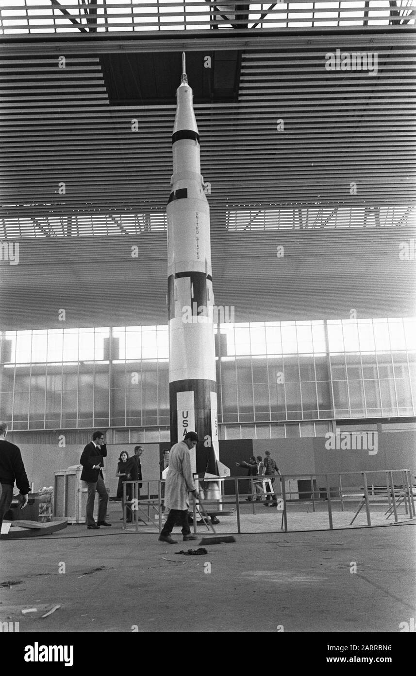 Mostra spaziale Moonvaart 1969 in RAI. Preparazioni, modello in scala di Saturno (1:10), dove Apollocabine sono stati sparati alla luna/Data: 7 ottobre 1969 Località: Amsterdam, Noord-Holland Parole Chiave: Mostre Nome istituto: Rai Foto Stock Mostra spaziale Moonvaart 1969 in RAI. Preparazioni, modello in scala di Saturno (1:10), dove Apollocabine sono stati sparati alla luna/Data: 7 ottobre 1969 Località: Amsterdam, Noord-Holland Parole Chiave: Mostre Nome istituto: Rai Foto Stock