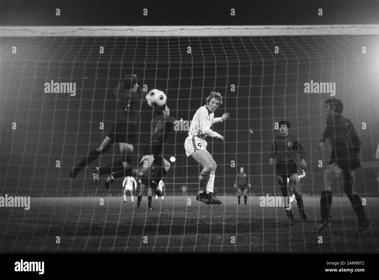 Coppa Secondi Classificati. FC Twente contro Eskisehirspor (Turchia) 6-1 Primo obiettivo di Jeuring (destra) Data: 4 Novembre 1970 luogo: Enschede Parole Chiave: Sport, calcio Nome personale: Eskisehirspor, Jeuring Jan, Runners Up Cup Nome dell'istituzione: FC Twente Foto Stock