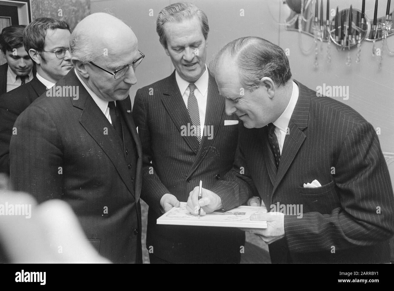 Russel Landale, British Consul-General di Amsterdam offre il suo record composto al sindaco Samkalden, Landale, Tonkis (British) Data: 11 Febbraio 1971 Località: Amsterdam, Noord-Holland Parole Chiave: Sindaci Nome personale: Landale, Russel Foto Stock Russel Landale, British Consul-General di Amsterdam offre il suo record composto al sindaco Samkalden, Landale, Tonkis (British) Data: 11 Febbraio 1971 Località: Amsterdam, Noord-Holland Parole Chiave: Sindaci Nome personale: Landale, Russel Foto Stock