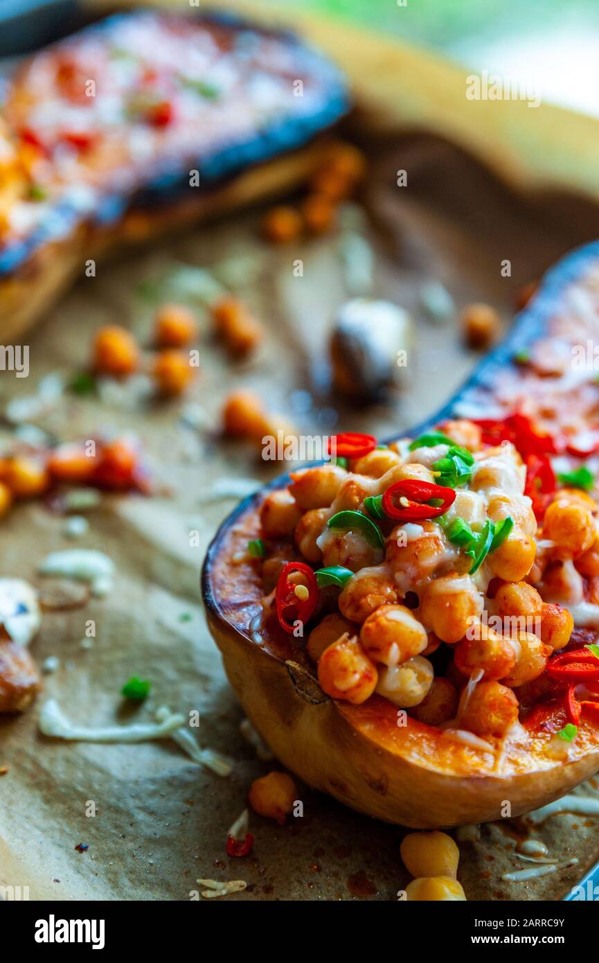 Zucca al burro arrosto condita con ceci, pepe e formaggio Foto Stock