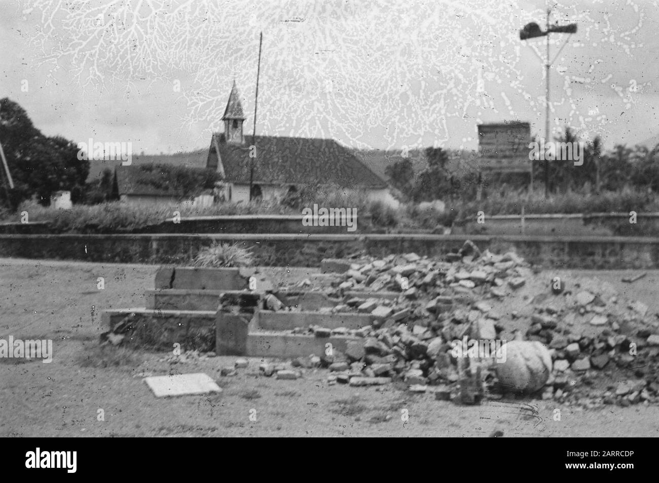 Monumento Ambarawa Rovina del monumento totale distrutto Annotazione: Sullo sfondo un edificio chiesa Data: Ottobre 1947 Località: Indonesia, Indie Orientali olandesi Foto Stock