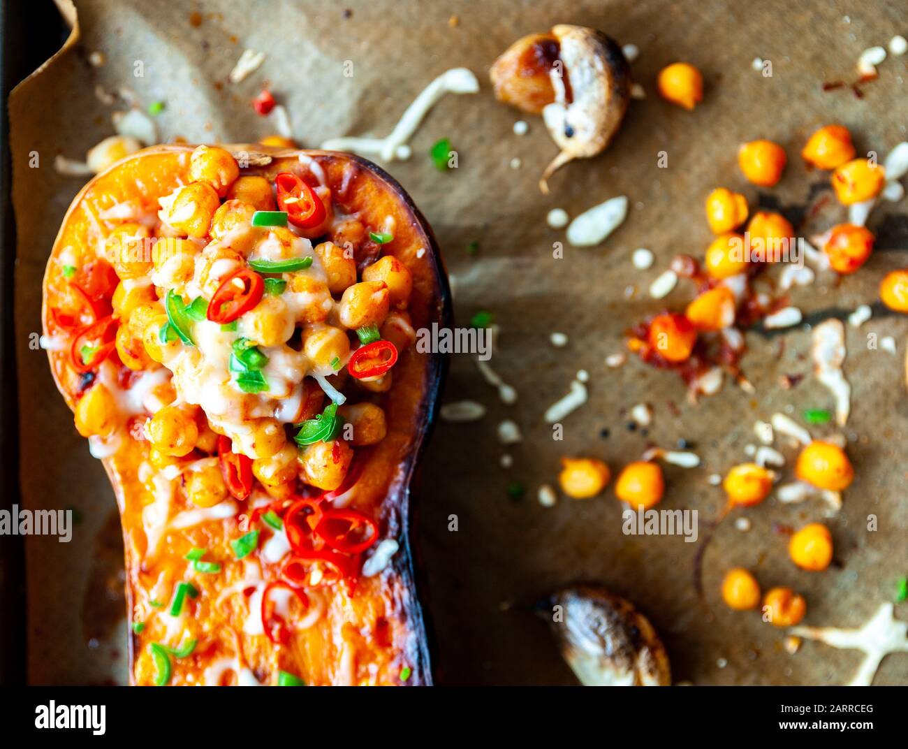 Dettaglio di una zucca arrosto con butternut condita con ceci, pepe e formaggio Foto Stock