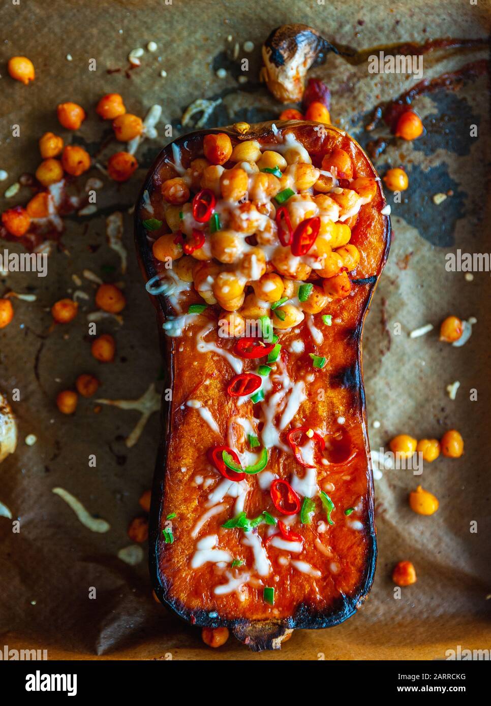 Un colpo di zucca arrosto al butternut condita con ceci, pepe e formaggio Foto Stock
