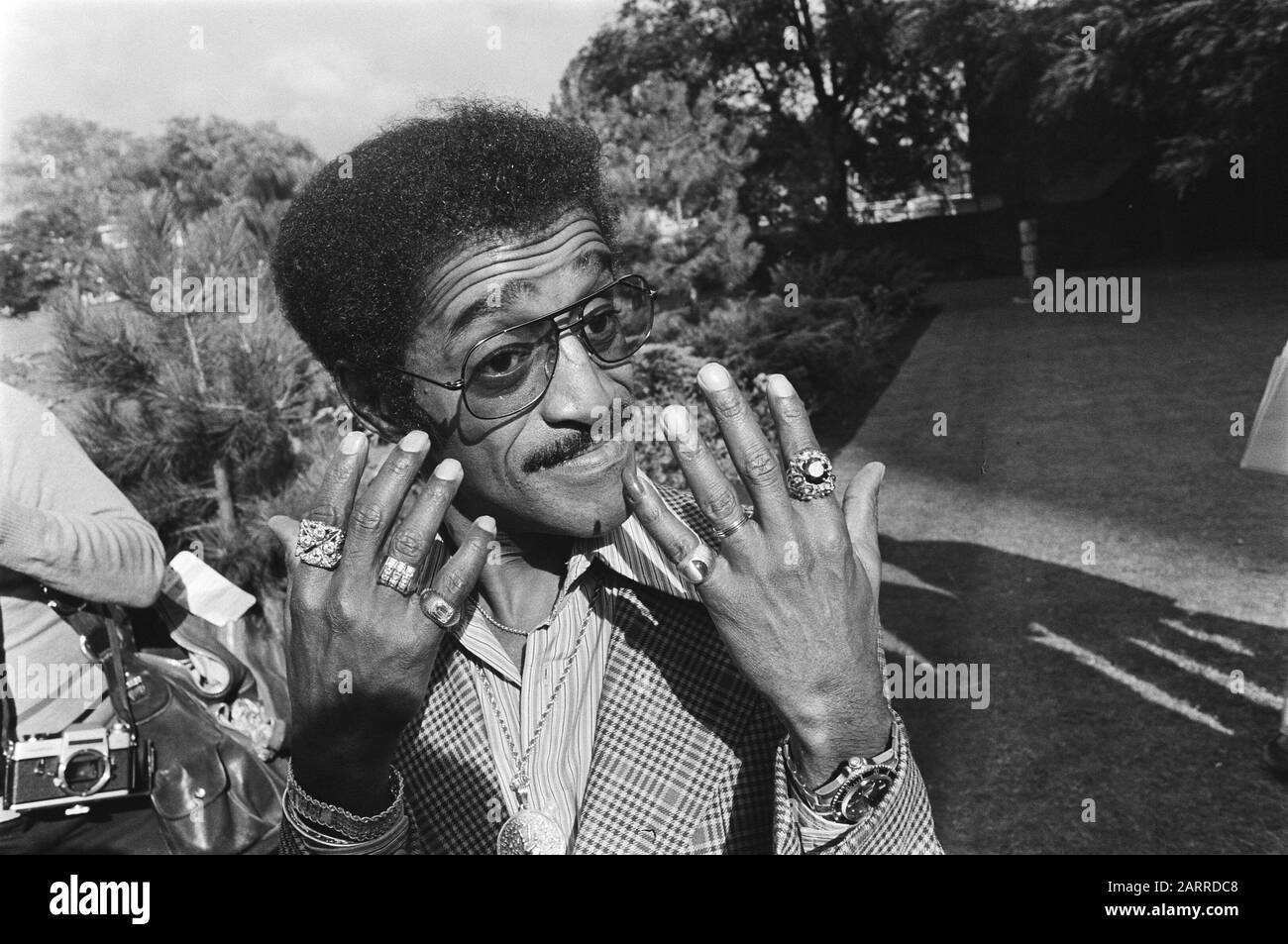 Sammy Davis junior dà conferenza stampa a Hilton, Amsterdam Data: 10 settembre 1976 posizione: Amsterdam, Noord-Holland Parole Chiave: Conferenza stampa Nome personale: Davis, Sammy (jr.), Hilton Foto Stock