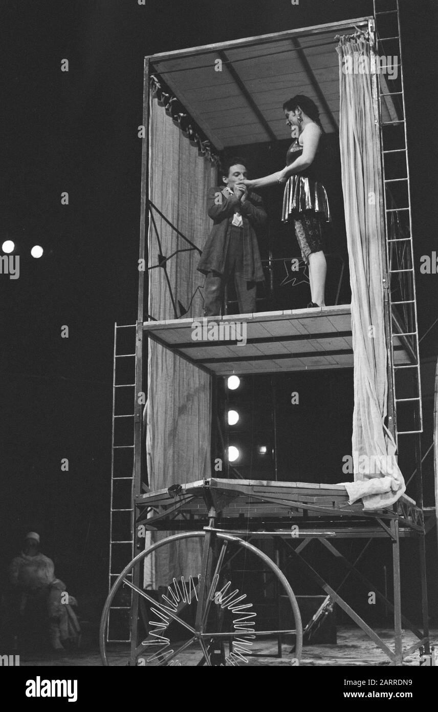 Freaks in Carré in Amsterdam Scene on Raised Stage Data: 11 Maggio 1989 luogo: Amsterdam, Noord-Holland Parole Chiave: Scene, spettacoli Nome istituzione: Carré Foto Stock