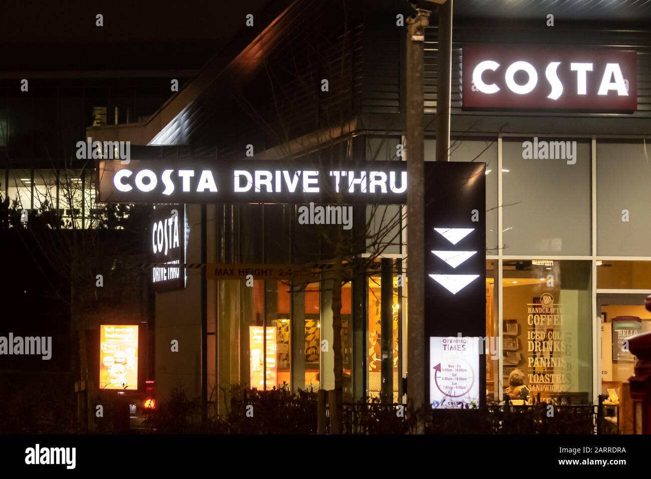 Costa Coffee Drive Thru e caffetteria illuminata di notte Foto Stock
