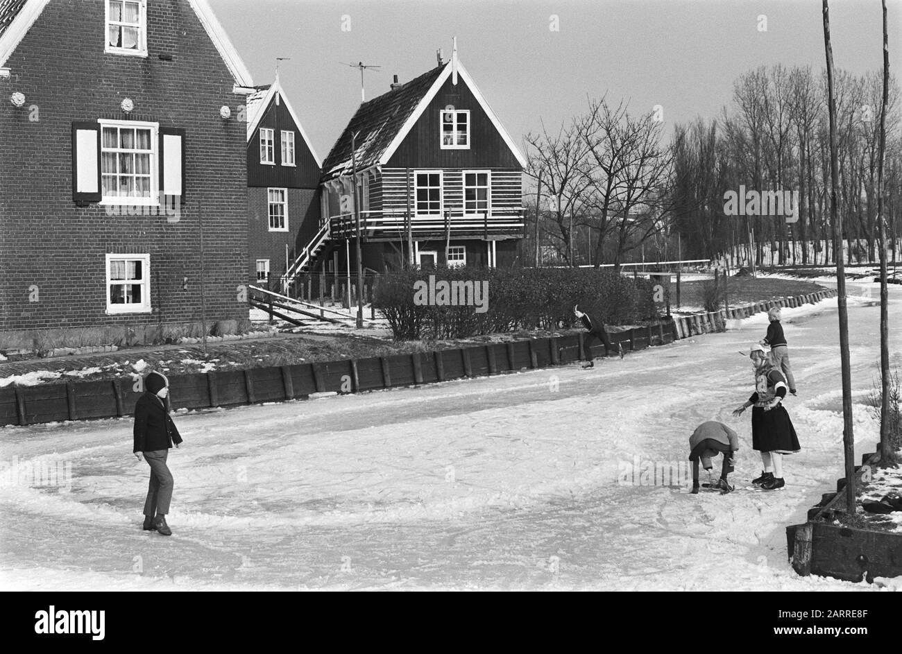 Pattinatori di ghiaccio sul Gouwzee tra Volendam e Marken Skaters a Marken Data: 7 marzo 1971 Località: Marken, Noord-Holland Parole Chiave: Immagini del villaggio, ghiaccio, pattinaggio, neve, inverno Foto Stock