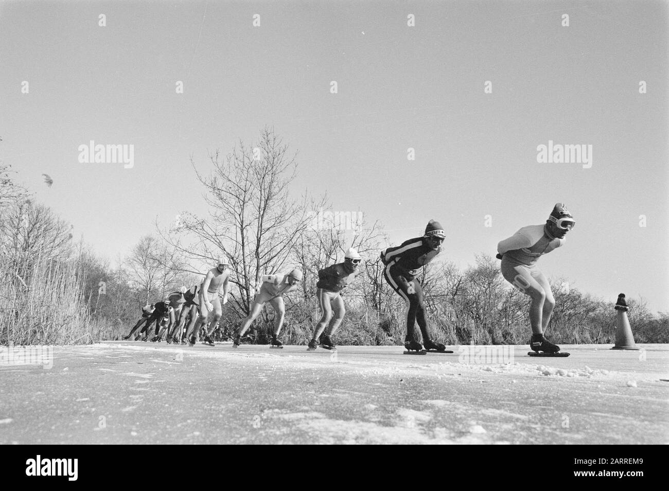 Maratona di pattinaggio 140 km cavalcata a Ankeveen per la prima volta dal 1979 Data: 15 febbraio 1985 luogo: Ankeveen Parole Chiave: Pattinaggio, maratone, sport Foto Stock