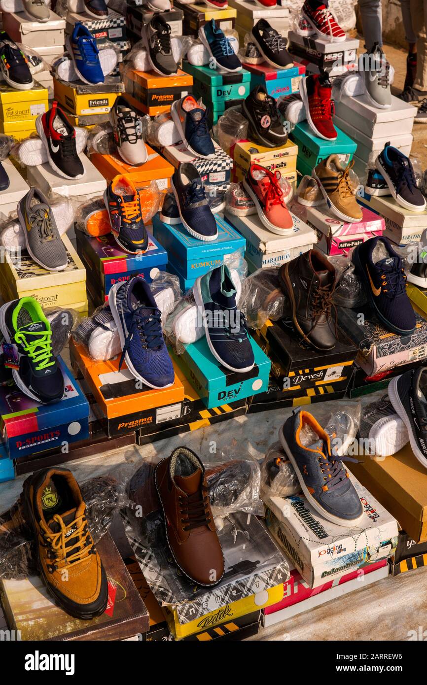 India, Rajasthan, Shekhawati, Nawalgarh, scarpe sul posto stradale mostra Foto Stock