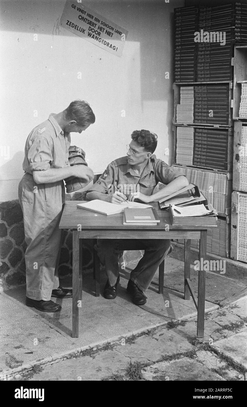 Goedang [luogo di deposito] al Soendaweg in Batavia Footballs sono registrati. Sul segno dietro gli uomini dice, troverete qui una terra pulita. Non respingerla con comportamenti morali! ' Data: Marzo 1947 Luogo: Batavia, Indonesia, Jakarta, Indie Orientali Olandesi Foto Stock