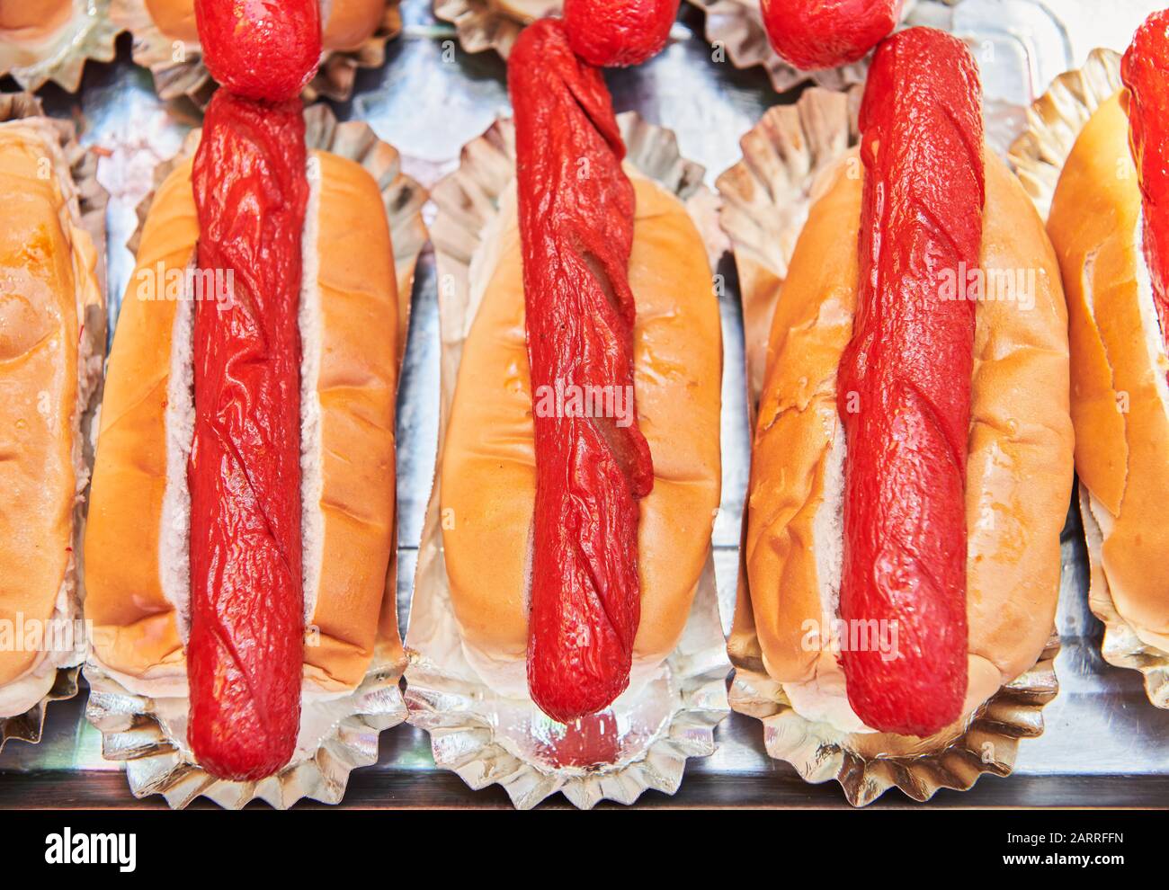 Cani caldi preparati avvolti in un pane dolce, pronto per la vendita in uno stand alimentare durante un fiesta.Tipica malsana cibo di strada a buon mercato nelle Filippine Foto Stock