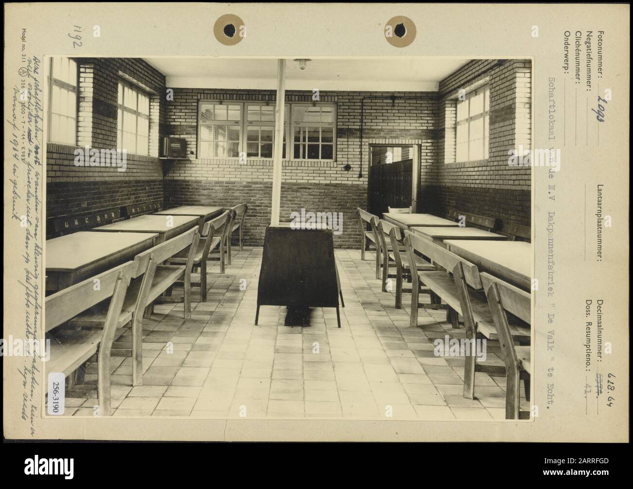 Schaftlokalen e mense Schaftlokaal van Roof Tile Factory De Valk te Eecht; questa sala con pareti di mattoni smaltati colorati sembra più allegro in realtà che nella foto Data: Non data posizione: Echt, Limburg Parole Chiave: Mense, schaftlokalen Institutioningsnaam: Dakpannenfabriek De Valk, NV Foto Stock