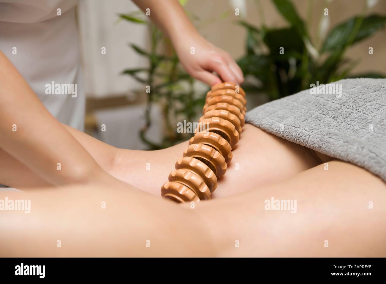 Closeup del massaggio anti-cellulite della maderoterapia con massaggiatore  a rulli in legno Foto stock - Alamy