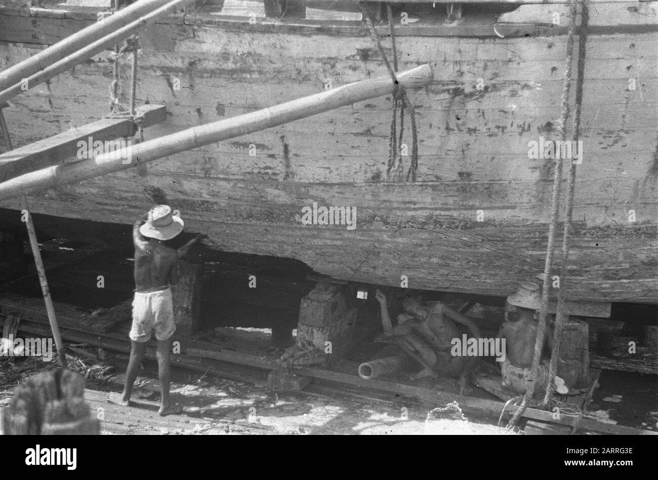 Cheribon. Parade, vari argomenti [Tjikampek] cantiere navale. La chiatta di una nave di legno è riparata Data: Ottobre 1947 luogo: Indonesia, Indie orientali olandesi Foto Stock