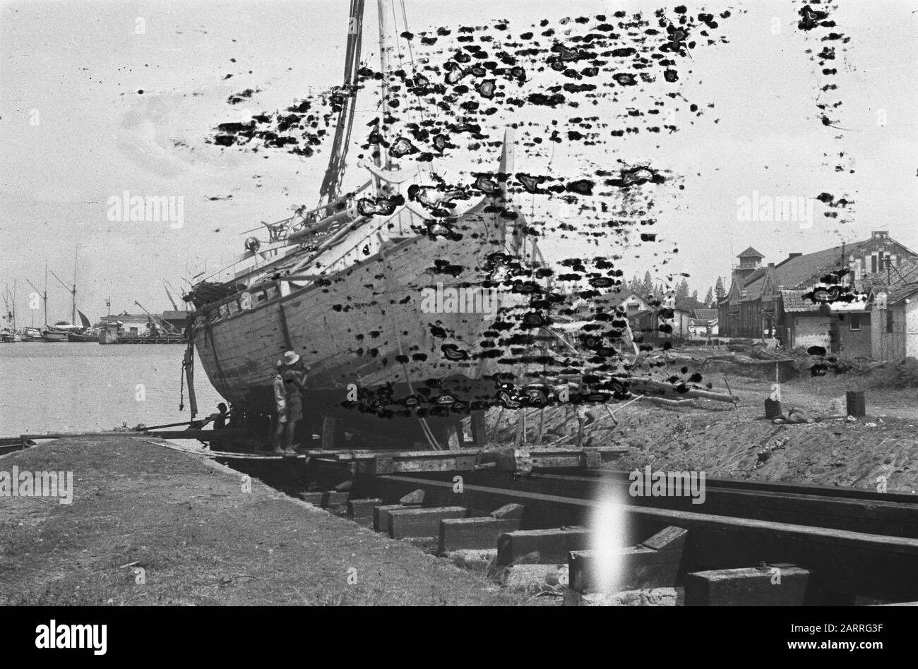 Cheribon. Parade, vari argomenti [Tjikampek] cantiere navale. Una nave a vela sulla rampa Data: Ottobre 1947 Località: Indonesia, Indie Orientali Olandesi Foto Stock