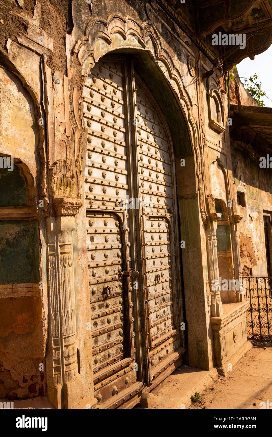 India, Rajasthan, Shekhawati, Nawalgarh, Seksaria Haveli porta, con pesanti porte metalliche rinforzate Foto Stock