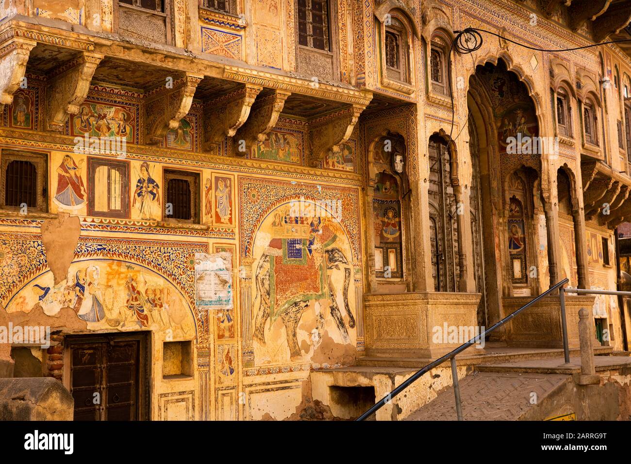 India, Rajasthan, Shekhawati, Nawalgarh, decorazione dipinta su Haveli muro alla porta Foto Stock