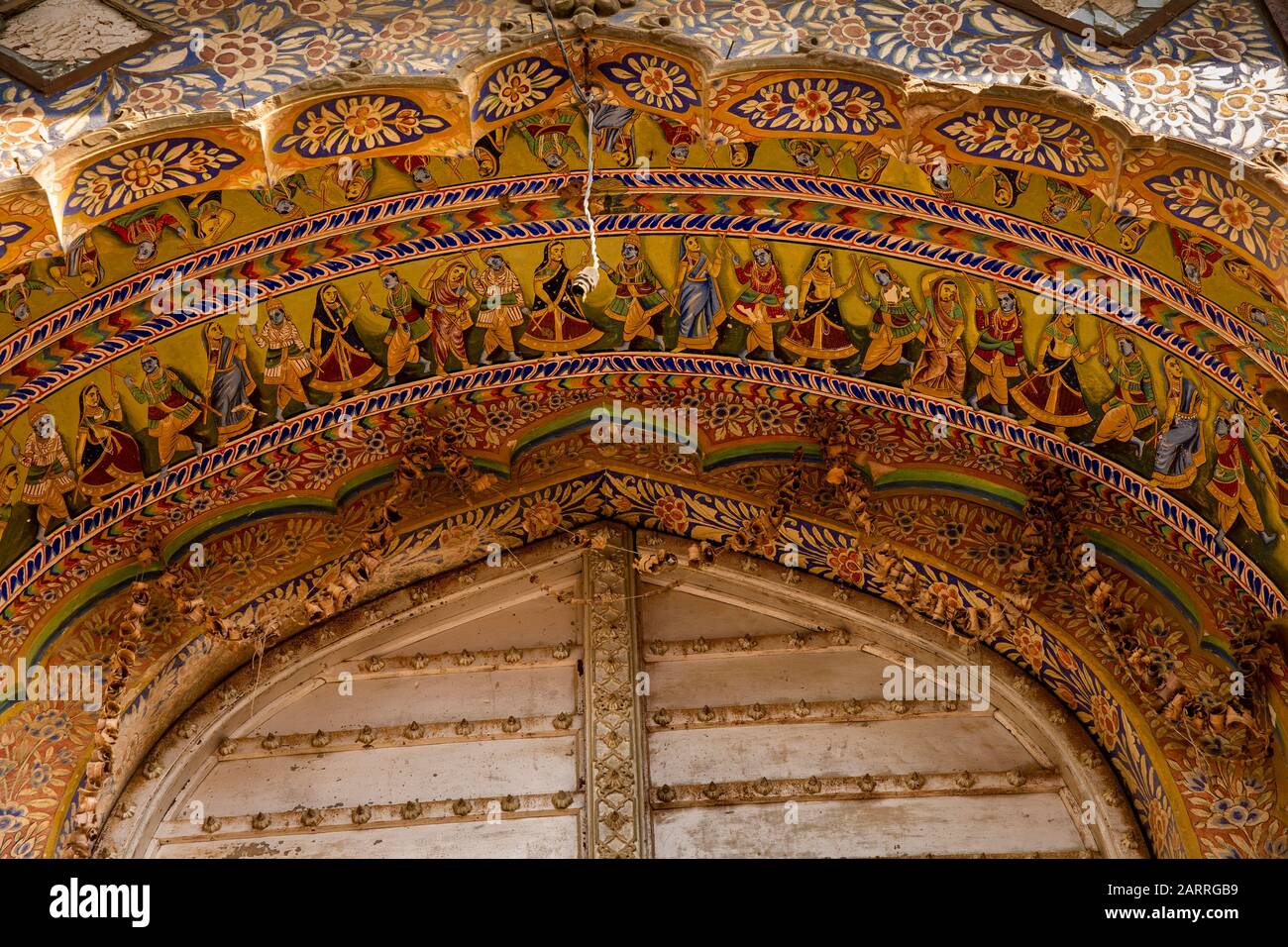 India, Rajasthan, Shekhawati, Nawalgarh, decorazione splendidamente dipinta sopra la porta Haveli Foto Stock