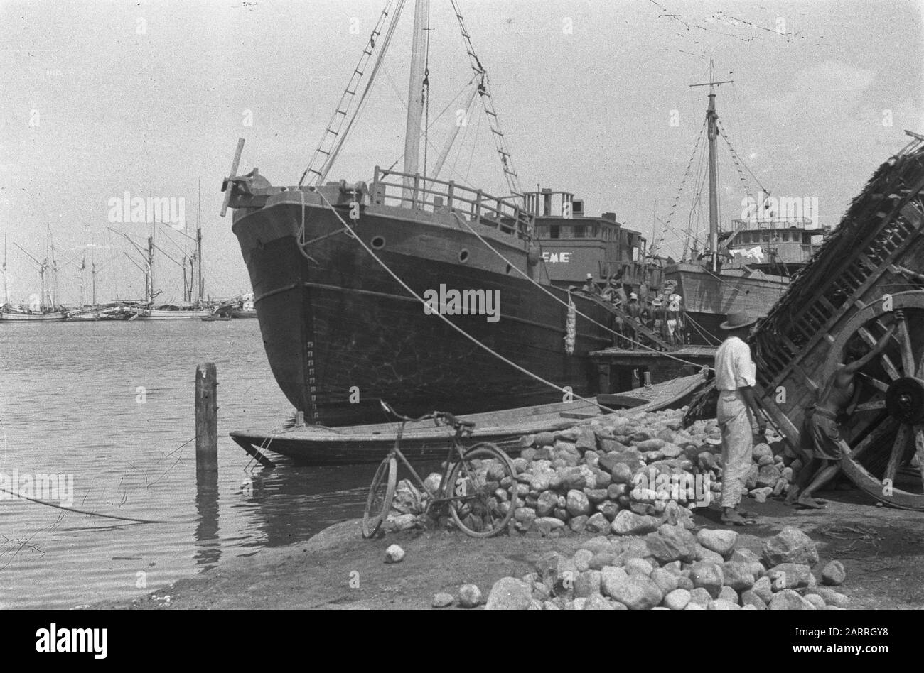 Cheribon. Parade, vari argomenti [Tjikampek] nave ormeggiata in un porto. In primo piano massi e un carrello Data: Ottobre 1947 Località: Indonesia, Indie Orientali Olandesi Foto Stock
