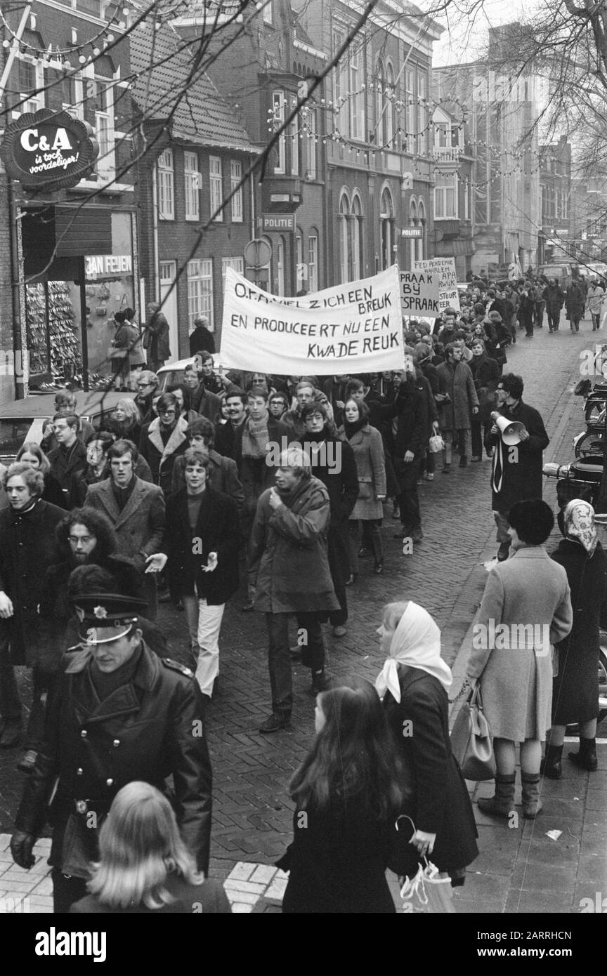 Studenti ad Amsterdam-Noord Collect per Biafra Data: 15 Gennaio 1970 luogo: Amsterdam, Noord-Holland Parole Chiave: Dimostrazioni, banner Foto Stock