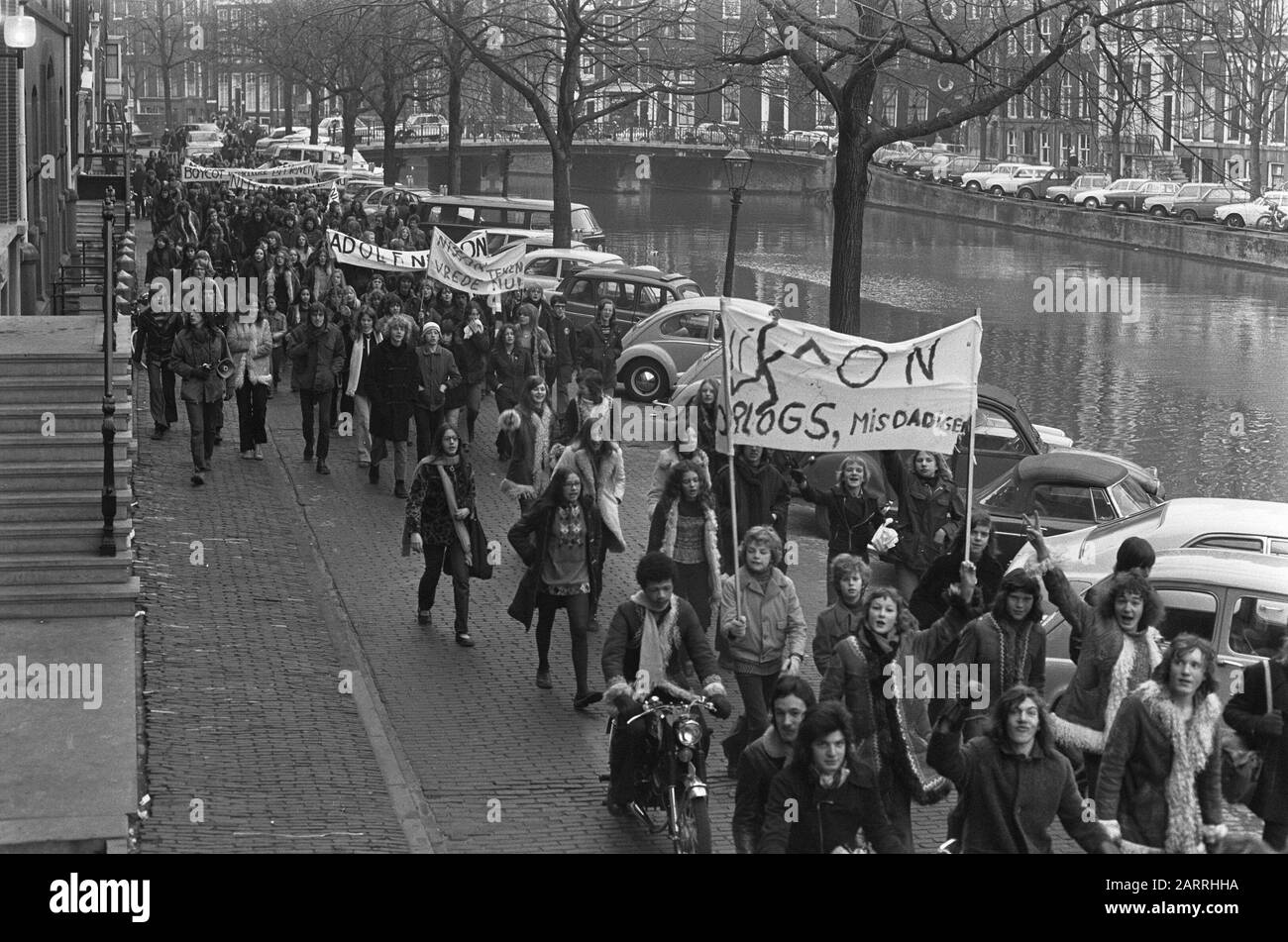 Scuole sciopero ad Amsterdam per protestare contro la guerra in Vietnam, i manifestanti al Prinsengracht Data: 18 gennaio 1973 Località: Amsterdam, Noord-Holland Parole Chiave: SCHOLIER, manifestanti, guerre, proteste Foto Stock
