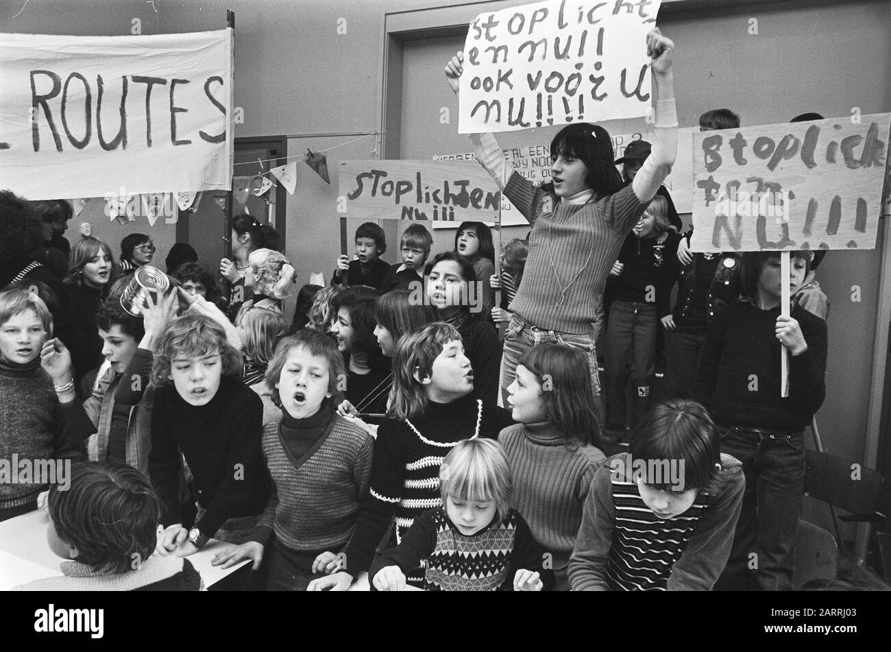 Schoolstrike bambini 8th Montesorischool at Zeeburgerdijk in Amsterdam Data: 18 gennaio 1978 luogo: Amsterdam, Noord-Holland Parole Chiave: Bambini, scuole, scioperi Foto Stock