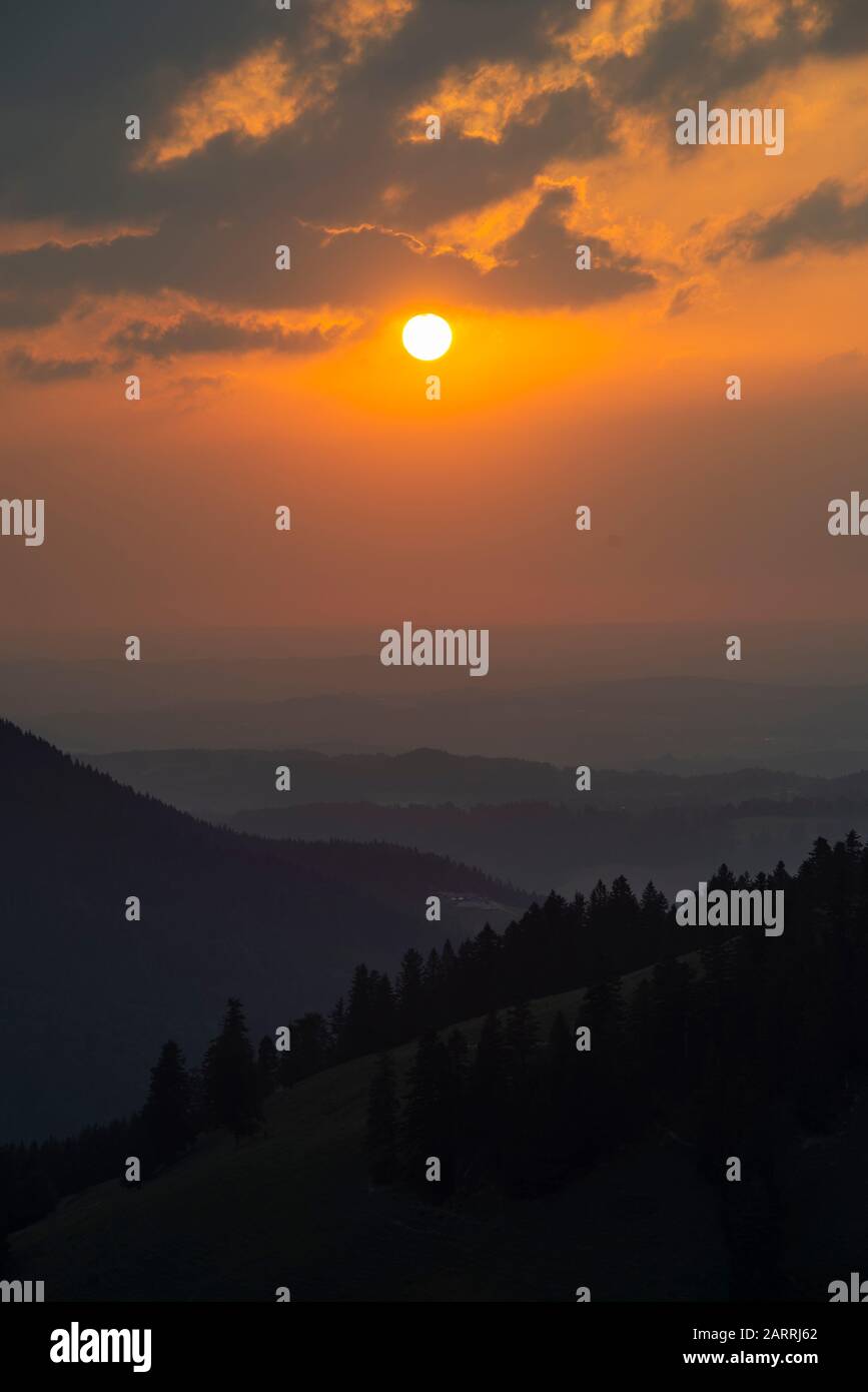 Vista sulle montagne e sulle alpi nella valle di Jenbach, vicino a Bad Feilnbach, fino alle colline alpine bavaresi e al tramonto, in Baviera, Germania Foto Stock