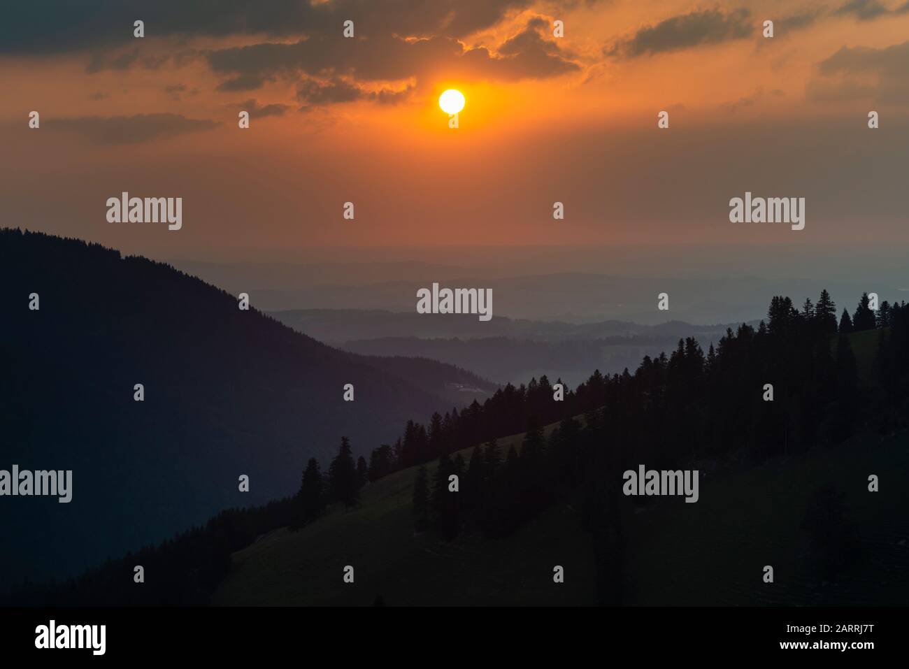 Vista sulle montagne e sulle alpi nella valle di Jenbach, vicino a Bad Feilnbach, fino alle colline alpine bavaresi e al tramonto, in Baviera, Germania Foto Stock