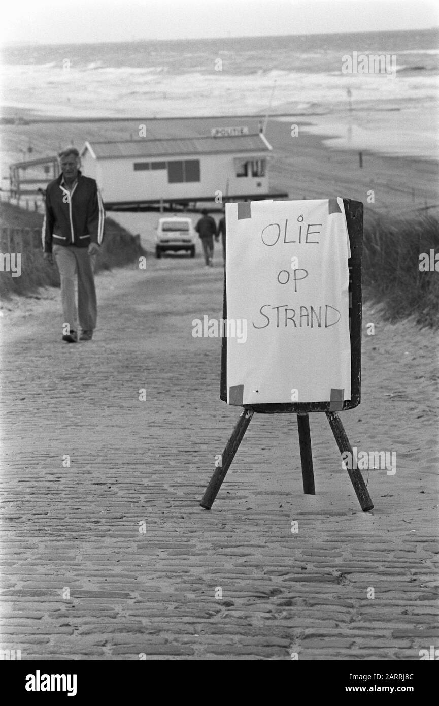 Pulizia spiaggia di olio vicino Kijkduin con bulldozer; avvertimento segno con: Olio op spiaggia Data: 14 giugno 1982 posizione: L'Aia, Kijkduin Parole Chiave: Schoonmakers, spiagge Foto Stock
