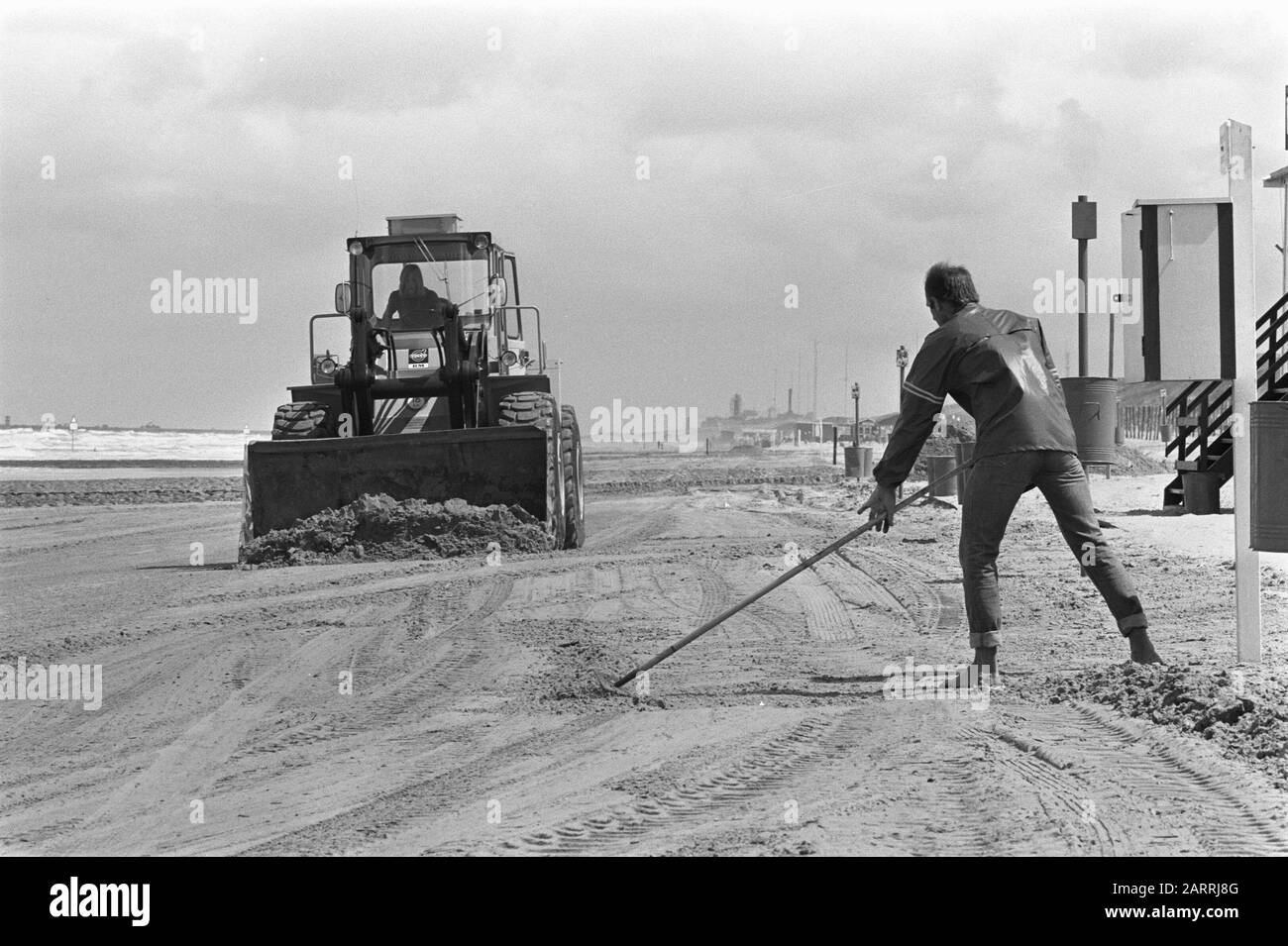 Pulizia spiaggia di olio vicino Kijkduin con bulldozer; pulizia spiaggia Data: 14 giugno 1982 Ubicazione: Den Haag, Kijkduin Parole Chiave: SCHOINMAKERS, spiagge Foto Stock
