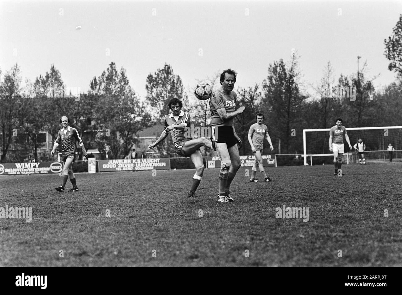 Partita di calcio tra CDA contro gli artisti e le emittenti come acrobazie elettorali, Brokx (CDA, public housing) Data: 9 maggio 1981 Parole Chiave: Sport, calcio, partite Nome personale: Brokx Institution name: Cda Foto Stock