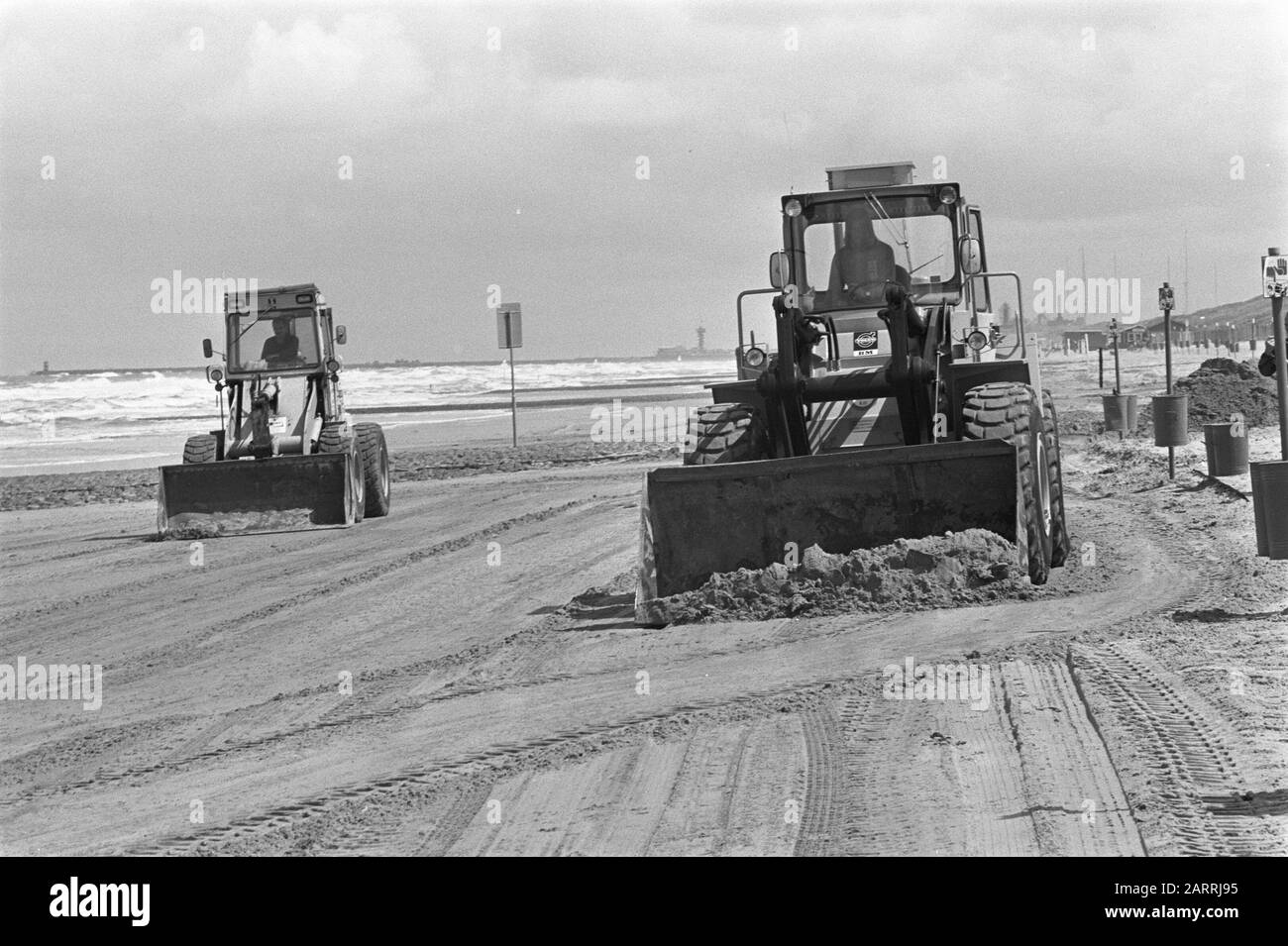 Pulizia spiaggia di olio vicino Kijkduin con bulldozers Data: 14 giugno 1982 Località: L'Aia, Kijkduin Parole Chiave: Bulldozers, SCHOINMAKERS, Spiagge Foto Stock
