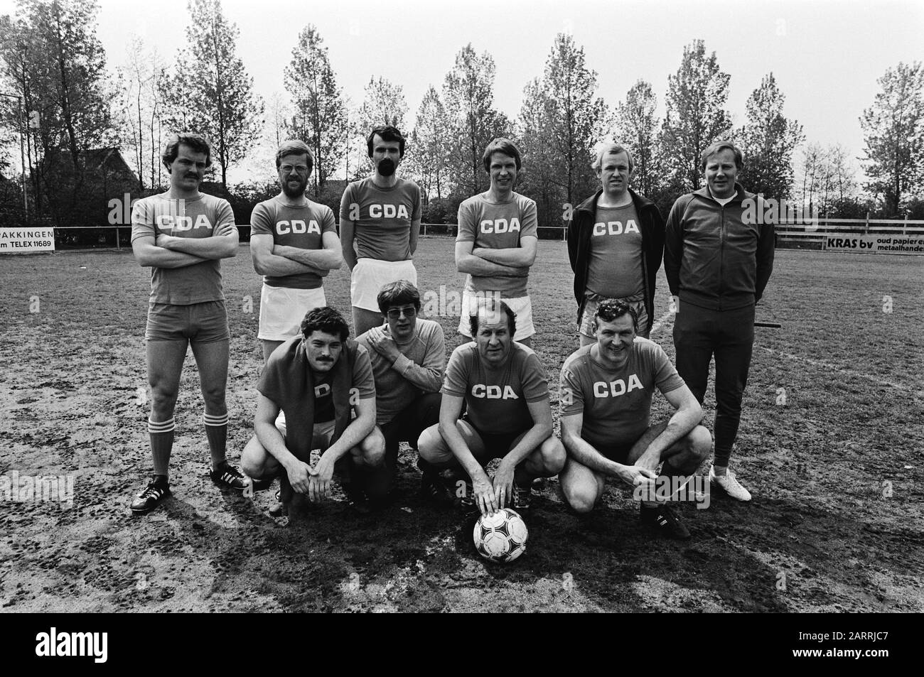 Partita di calcio tra CDA contro artisti e emittenti come acrobazie elettorali, squadra di CDA per la partita Data: 9 maggio 1981 Parole Chiave: Artisti, personale di radiodiffusione, sport, calcio Nome dell'istituzione: Cda Foto Stock