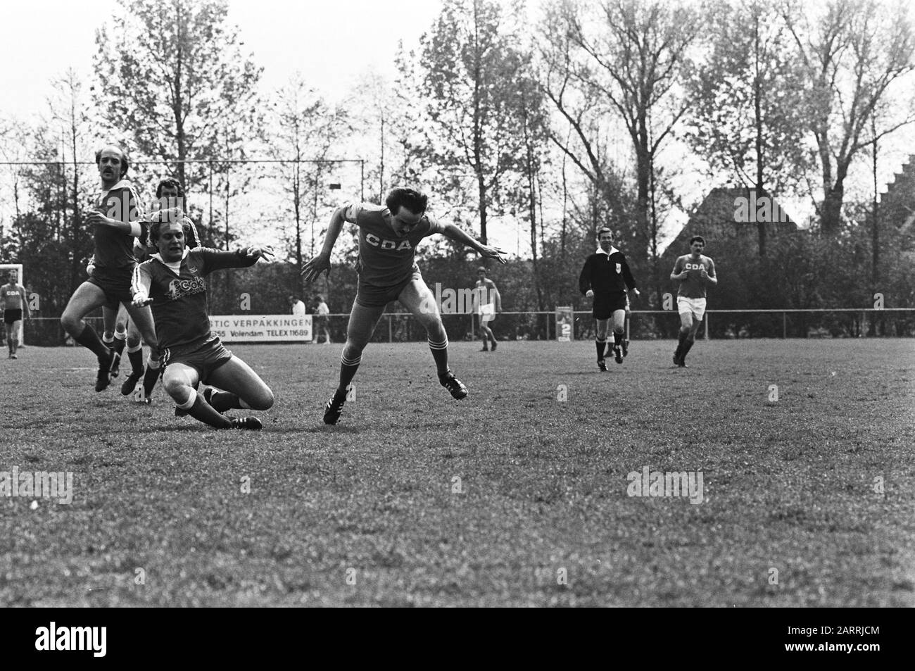 Partita di calcio tra CDA contro artisti e emittenti come acrobazie elettorali, momenti di gioco Data: 9 maggio 1981 Parole Chiave: Artisti, broadcaster football, sport, partite Nome istituto: Cda Foto Stock