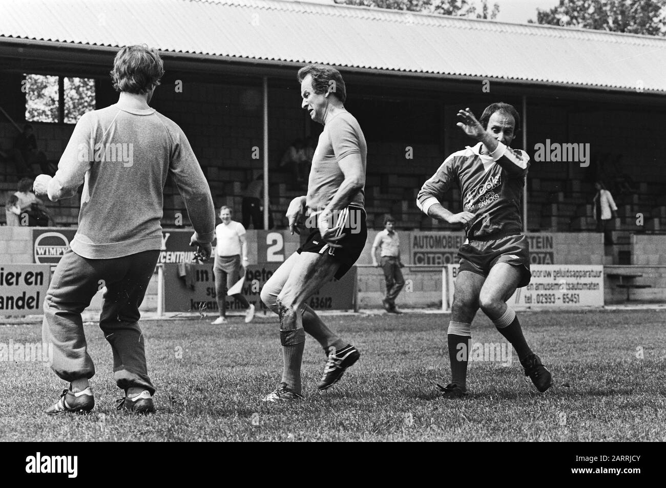 Partita di calcio tra CDA contro artisti e emittenti come acrobazie elettorali, momenti di gioco Data: 9 maggio 1981 Parole Chiave: Artisti, broadcaster football, sport, partite Nome istituto: Cda Foto Stock