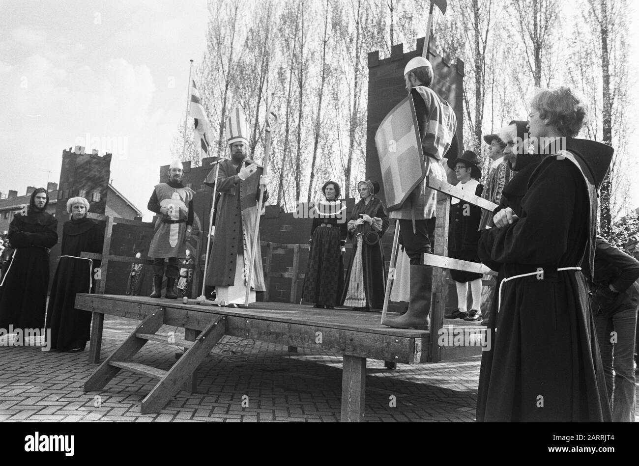 Celebrazione a Krimpen aan de Lek della vittoria sul vescovo di Utrecht da parte del conte olandese Dirk V nel 1064 scena dallo spettacolo eseguito Data: 30 aprile 1975 luogo: Krimpen aan de Lek, Zuid- Olanda Parole Chiave: Commemorazioni, costumi, giochi popolari Foto Stock